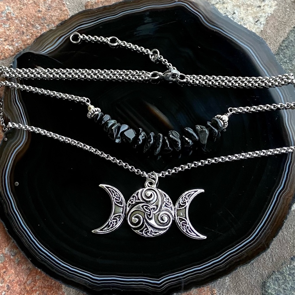 Celtic moon necklace . Double layer onyx & celtic knot triple moon charm - Picture 4 of 13